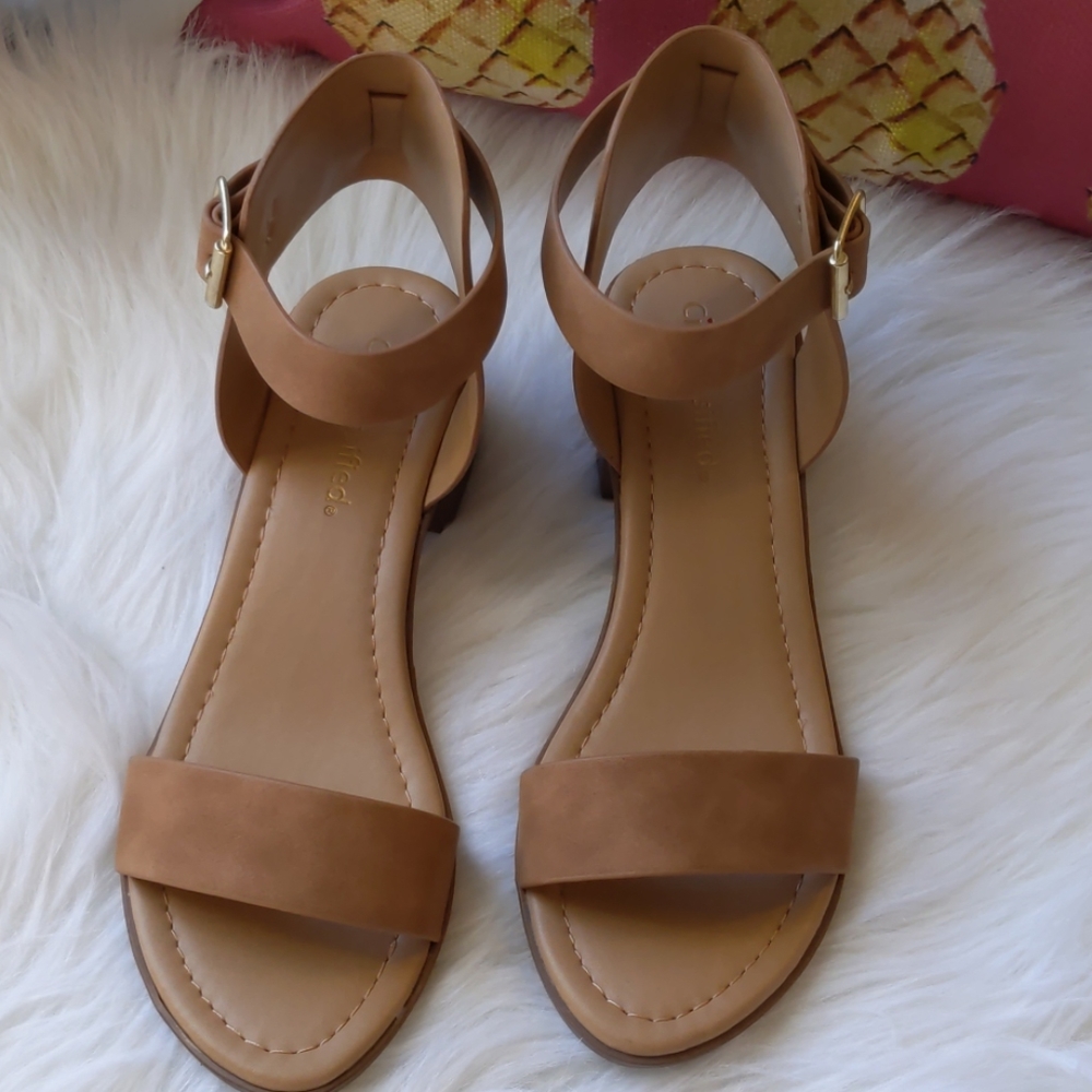 🛑 SOLD 🛑Tan Block Heel Sandal - Picture 2 of 8